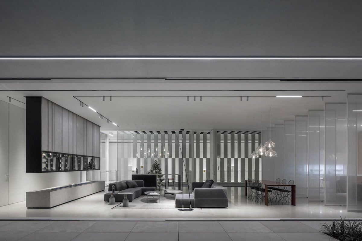 Private House גופי תאורה קווית מעל תקרת הסלון בתכנון של דורי קמחי